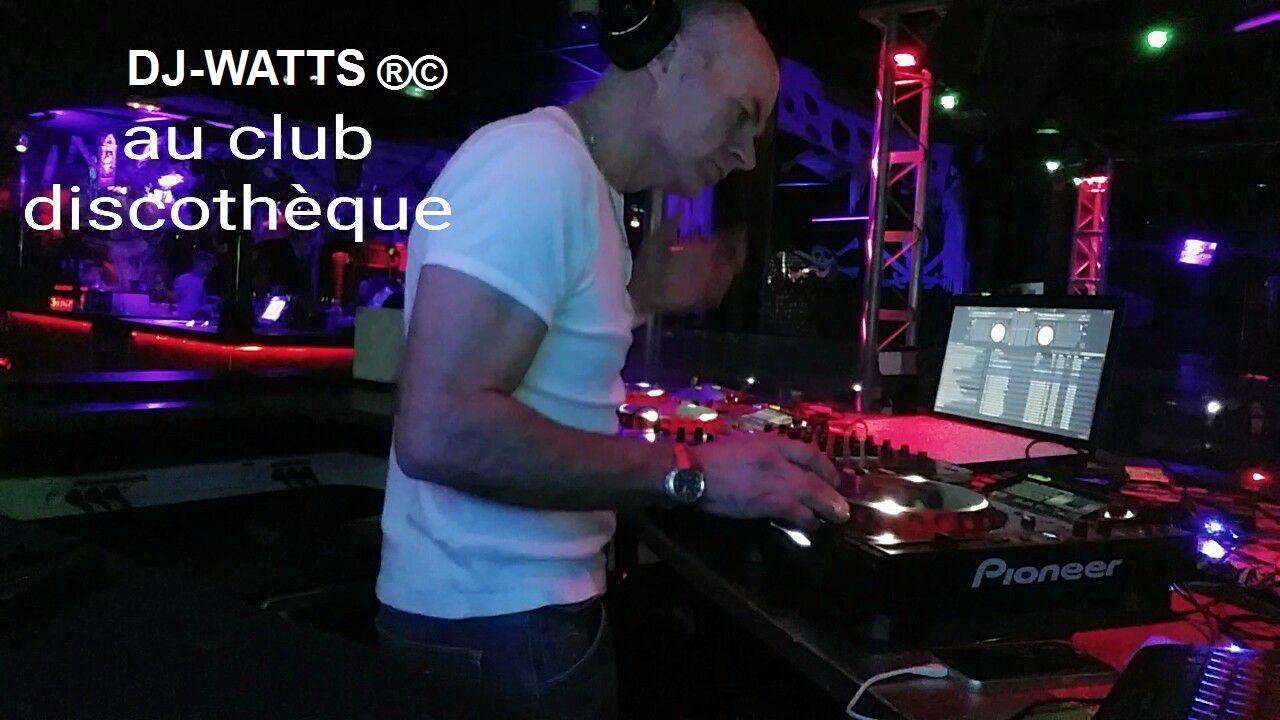 en Club discothèque au platines dj-Watts Didier Enault